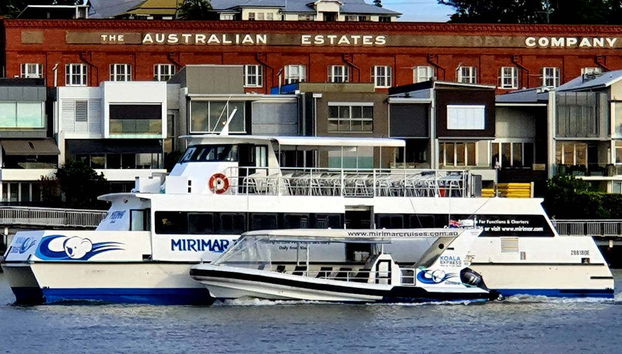 Desfrutando do passeio de barco por Brisbane