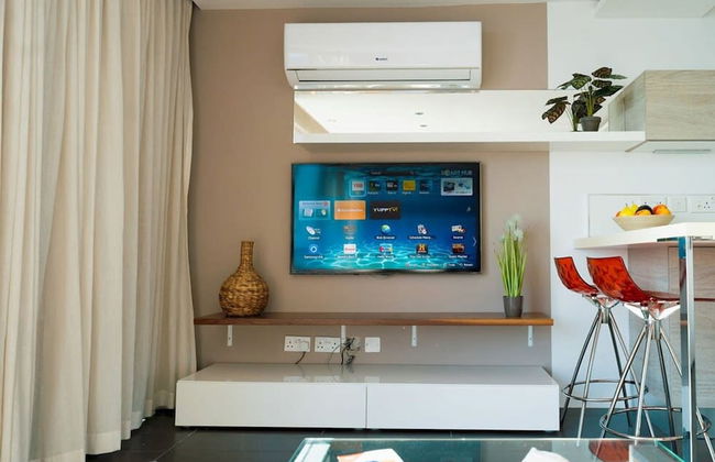 Gorgeous Seaviews From a Stunning Studio - Photo 17