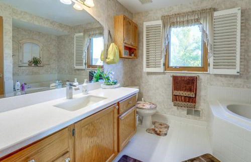 Private Yard with Patio, Fire Pit Family Getaway - Foto 16