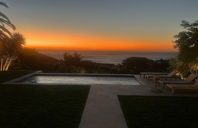 Relax in Style at This Stunning Villa in Camps Bay, Cape Town - Photo 18