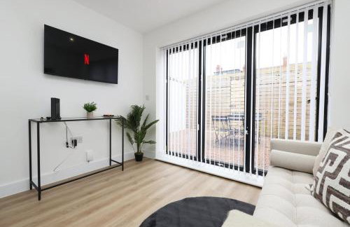 Chic 2 Bed Flat near Central Cardiff - Photo 1