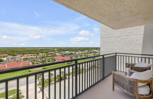 New dog-friendly Listing! Updated direct oceanfront with spacious balcony and heated pool - Foto 51