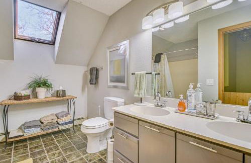 Groups Welcome! Lakefront Gem with Dock in Greenwood - Foto 18