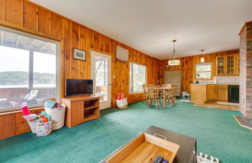 Porch and Views Queensbury Three Family Lakehouse - Foto 5