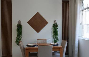 Barra - Espaçoso Apt frente Shopping Barra - 100 m2, 2 quartos, varanda, sala, banheiro e cozinha completa, 2 camas casal, 1 cama de solteiro, 1 sofá cama - Foto 31