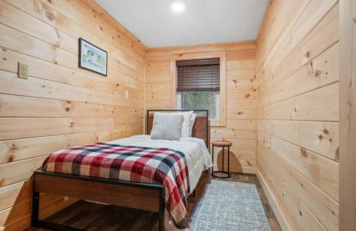 Riverfront Retreat in the White Mountains - 3BR Cozy Escape Near Ski & Hike - Foto 21