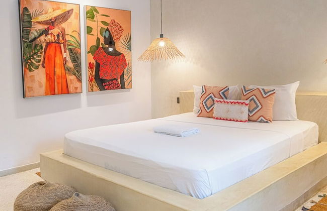 Solymar Staffed Beach Front Villa - Photo 4