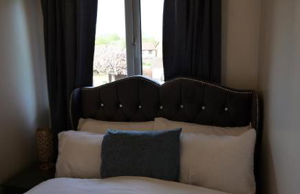 Milton Keynes Luxury Short Stay House with WIFI and Free Parking - Photo 20