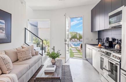 Sleeps 32 Private Compound w Putting Green Bouldin Collective by AvantStay - Foto 32