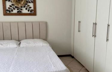 Apartamento com piscina a poucos passos da praia - Foto 8