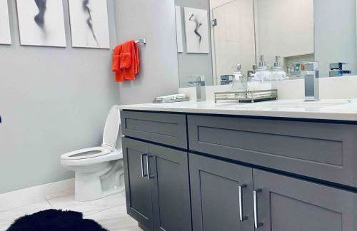 Luxe Penthouse with Private Parking & Rooftop w TV - Foto 21