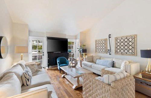 Elegant Beach Living, Just Blocks to the Sand - Foto 12