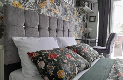 Cosy and Private with 55"TV and Dedicated Toilet Shower Space - Foto 5