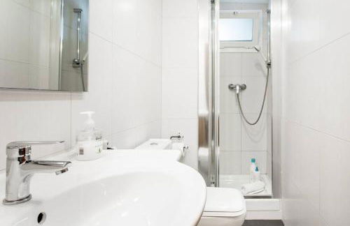 Charming Apartment With Vibrant Accents - Photo 38