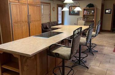 Oxford Chalet Getaway with Lake/Beach Access - Foto 7