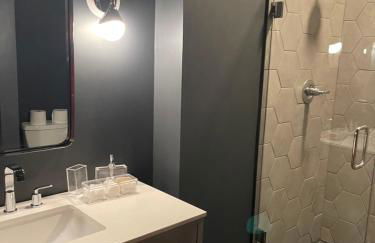 City Loft Escape with River Views! By Hollyhock - Foto 22