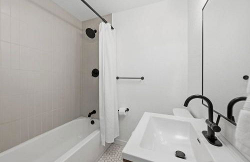 Cozy 2BR Retreat with Backyard Lounge - Foto 19