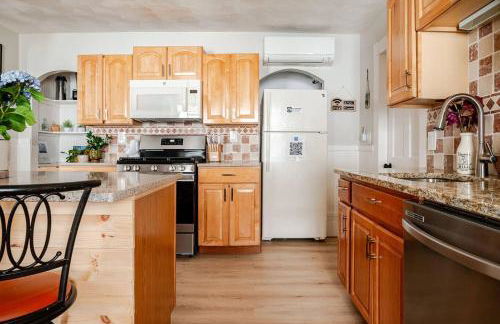 NEW! Family-Friendly Getaway -1 Mi to Dtwn Salem w Roof Deck & Tiki Bar - Foto 51