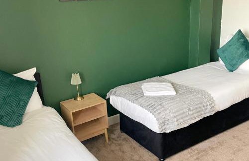 Business & Family Friendly 6 Bed Stay with Garden - Free Parking - Fast Wi-Fi and workspace - London & Essex Links - Photo 12