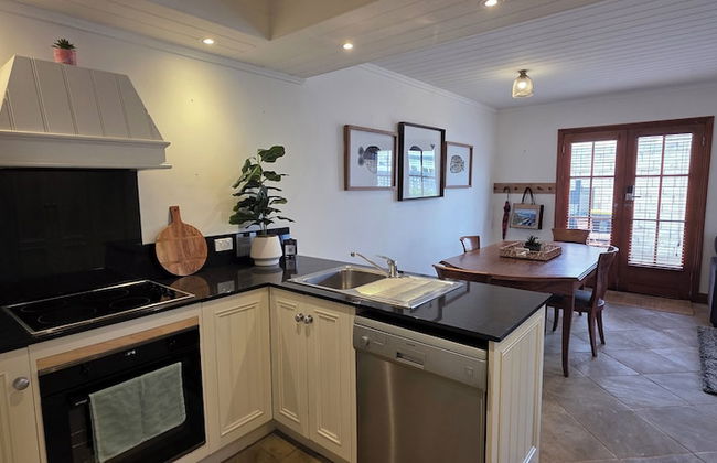 Sandstone Suites - Photo 7