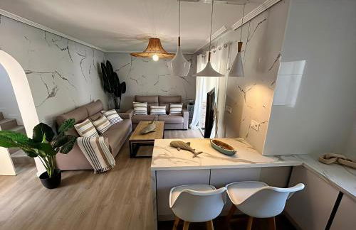 ThE WHALE HOUSE - Photo 1