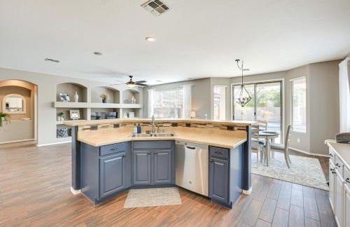 Shop, Golf and Hike Surprise Group Getaway with Pool! - Foto 8