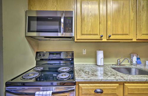 Cozy Poconos Townhome with Fireplace Near Jack Frost - Foto 8