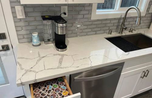 Adorable 2BR-2BA House with EV & Free Parking and Family Friendly in Los Angeles - Photo 19