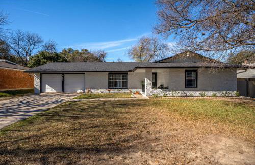 Relaxed Luxury Pet Friendly Home with Pool and Backyard Lounge in San Antonio, TX - Foto 12