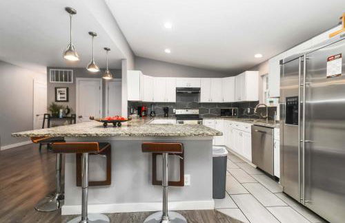 Sunlit Renovated Home, BBQ, Porch & Trails Nearby - Photo 6