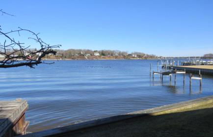 Elegant Riverfront Home with Expansive Views - Foto 26