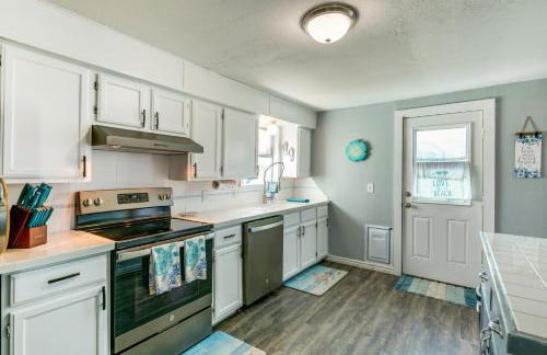 2 Mi to Redfish Bay Aransas Pass Home with Fire Pit - Foto 2