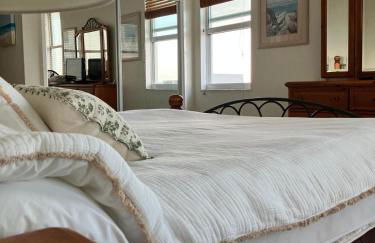 Pavilion Beach Front Apartment with Balcony - Photo 10