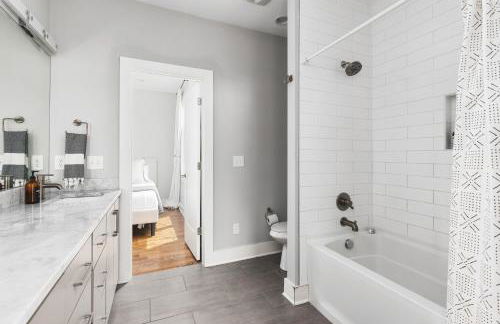 Modern Luxury with Rooftop Deck, 3 mi to Downtown - Foto 27