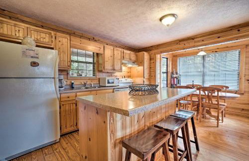 Rustic Young Harris Cabin with Fire Pit and Views - Foto 6