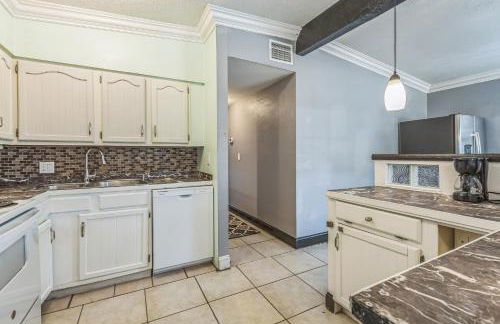 Amazing 'Hot Tub' Home Minutes To Hospitals & Beaches - Photo 5