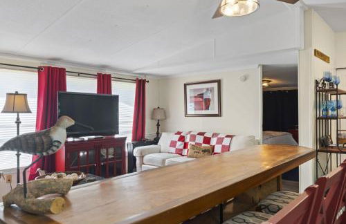 Spacious 2BR Retreat-10 minutes to the Beach! Pet Friendly! - Foto 10