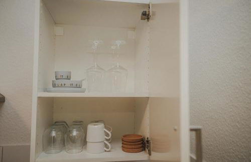 JOBOSTAYS - LINDEN Family Apartment Oldenburg - sehr geräumig 110m2 - Terrasse mit Gartenblick - voll ausgestattete Küche - 2 Bäder - Babybett - 10 Min zu Fuß zum Bahnhof - kostenloses WLAN - Parkplatz - kontaktfreier Check-In - Photo 46