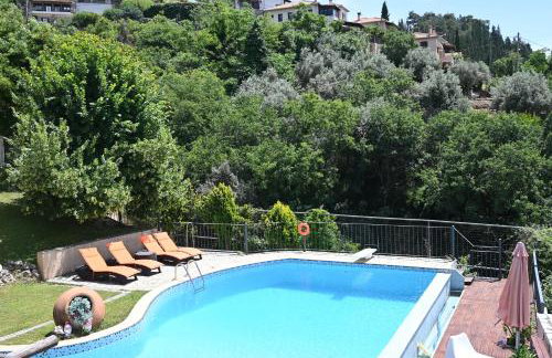 Tranquil Infinity Pool Getaway (private jacuzzi and steam bath, pool, garden, sea and city views) - Foto 50