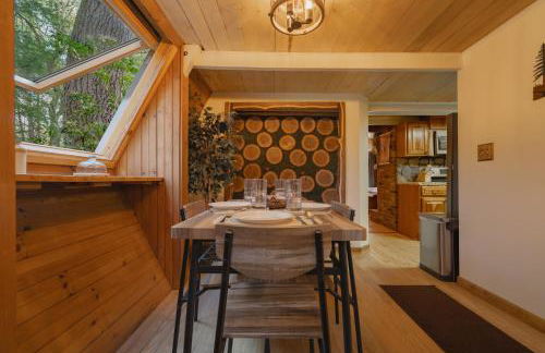 Enchanting River- Water Front A-Frame Cabin - Foto 35