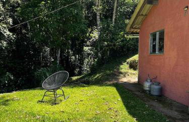 Casa com rio privado passando na frente e cercada por belas montanhas e piscina natural Estrada pavimentada até o estacionamento - Foto 3