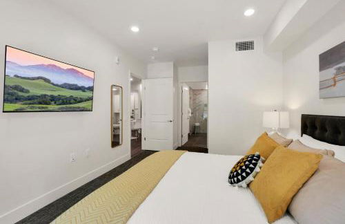 Elevator-King Bed-Walk Downtown-Free Garage Parking-Laundry - Foto 61