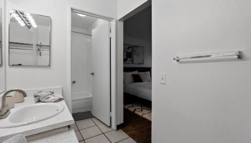 Bright modern studio featuring full kitchenette - Foto 4