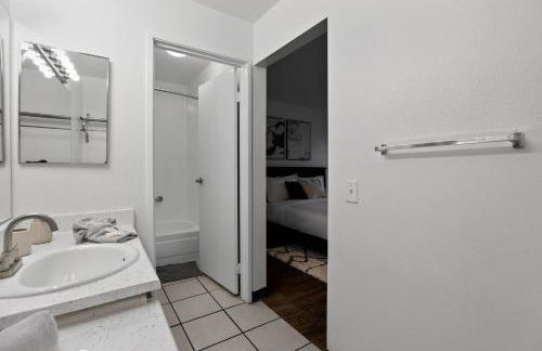 Bright modern studio featuring full kitchenette - Photo 4