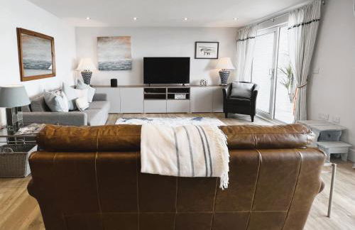 25 Breakwaters - Beach Hut is Included with this Pet Friendly Lux Apartment with Balcony, Stunning Sea Views over to Culver Cliffs & Free Parking - Photo 7