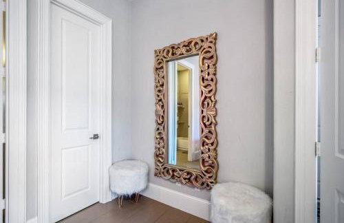 Luxury Downtown Home w Rooftop Deck in the Skyline - Photo 49