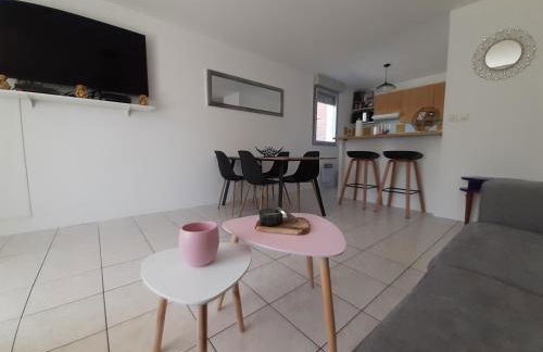 2 Bedrooms Confortable Wifi FIBRE ALL EQUIPMENT Provided Near Airbus Alten Expleo Thales Sopra - Photo 1