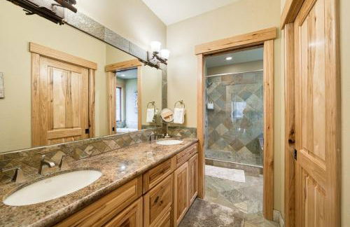 Truckee Timbers at Gray's Crossing by Tahoe Getaways - 4BR w Hot Tub, Ping Pong & EV - Foto 27