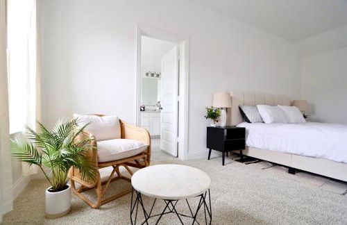 Luxe Living 4-bedroom with fireplace & game room - Photo 8