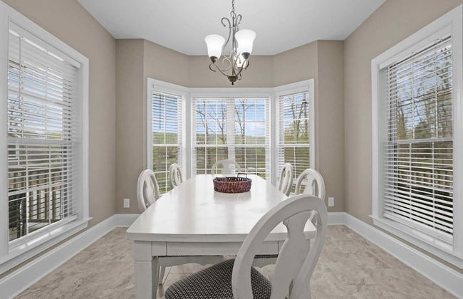 Sleeps 22, Lakefront w/ Private Dock & Pool, 2 Houses Lake Living by Avantstay - Foto 69